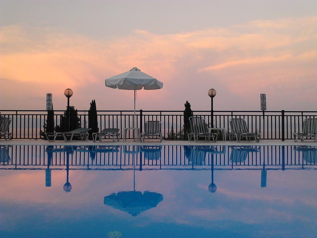 בניטסס Rising Sun Apartments & Studios מראה חיצוני תמונה