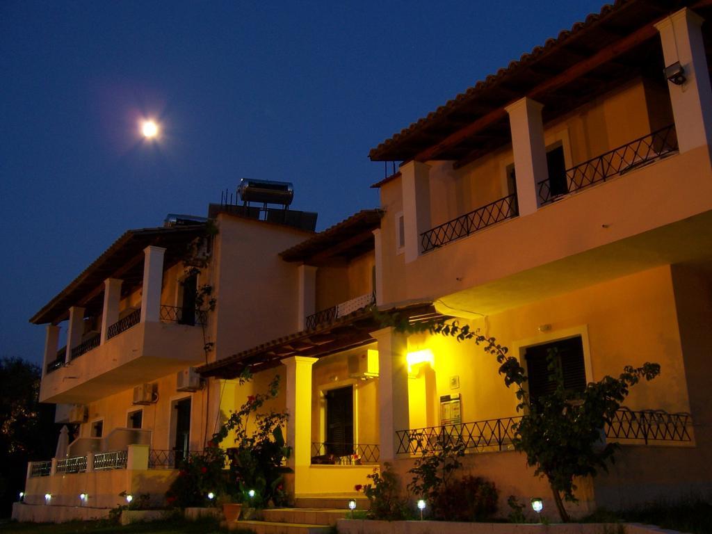בניטסס Rising Sun Apartments & Studios מראה חיצוני תמונה