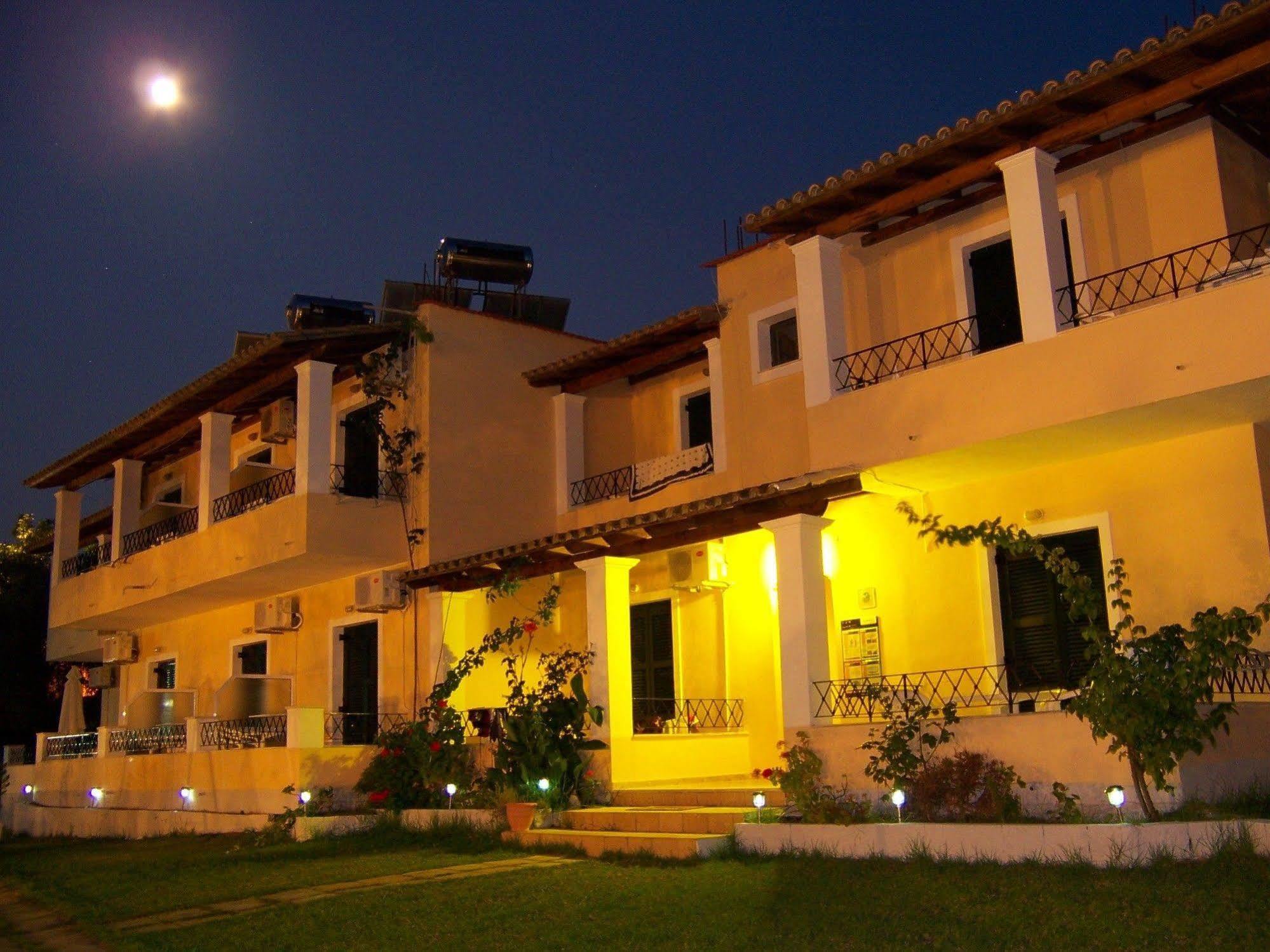 בניטסס Rising Sun Apartments & Studios מראה חיצוני תמונה