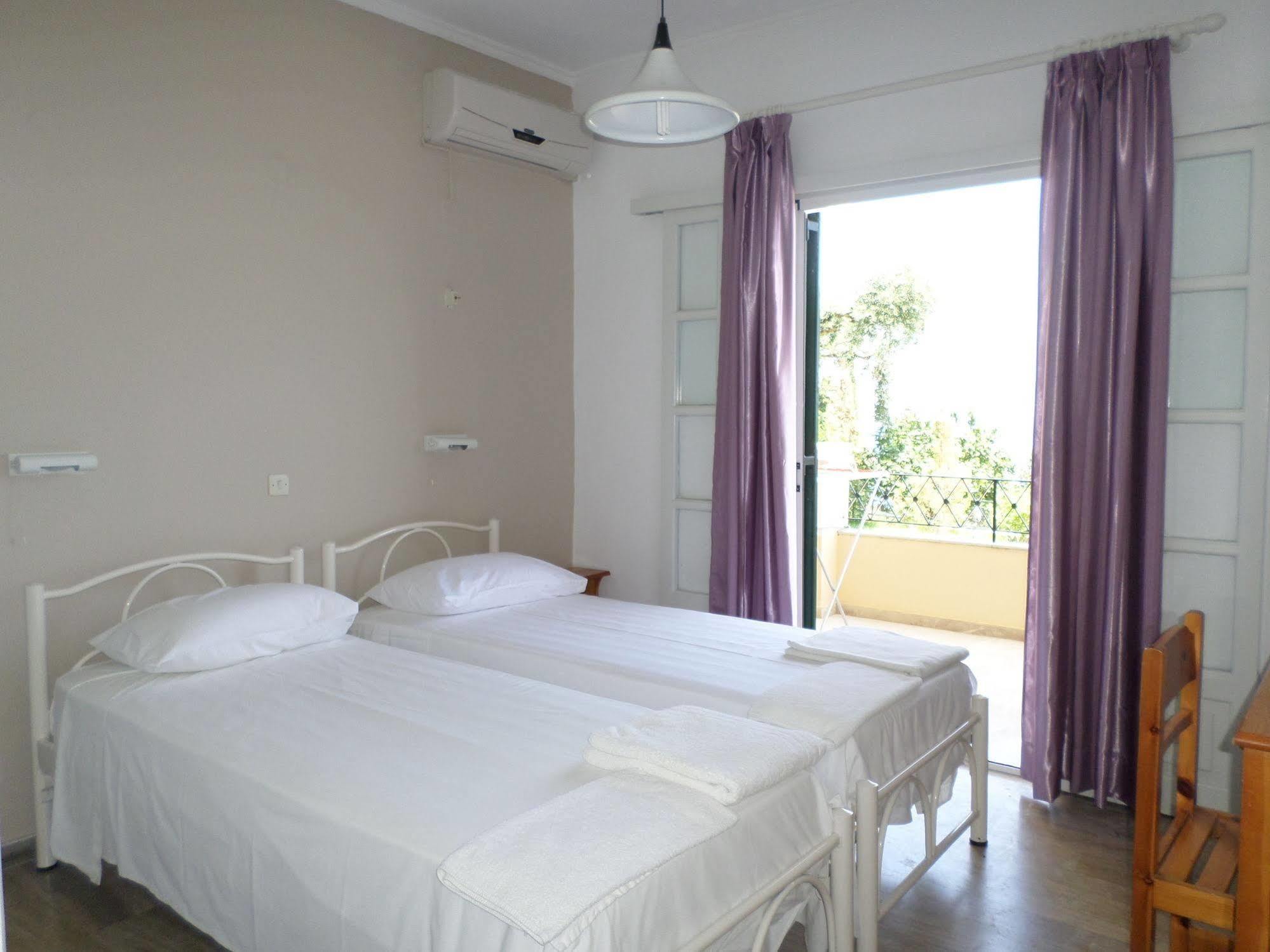 בניטסס Rising Sun Apartments & Studios מראה חיצוני תמונה